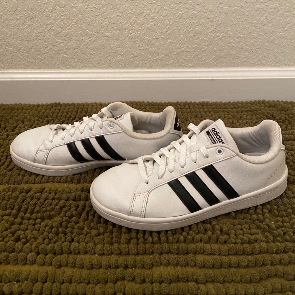 Classic Black & White Adidas🌿